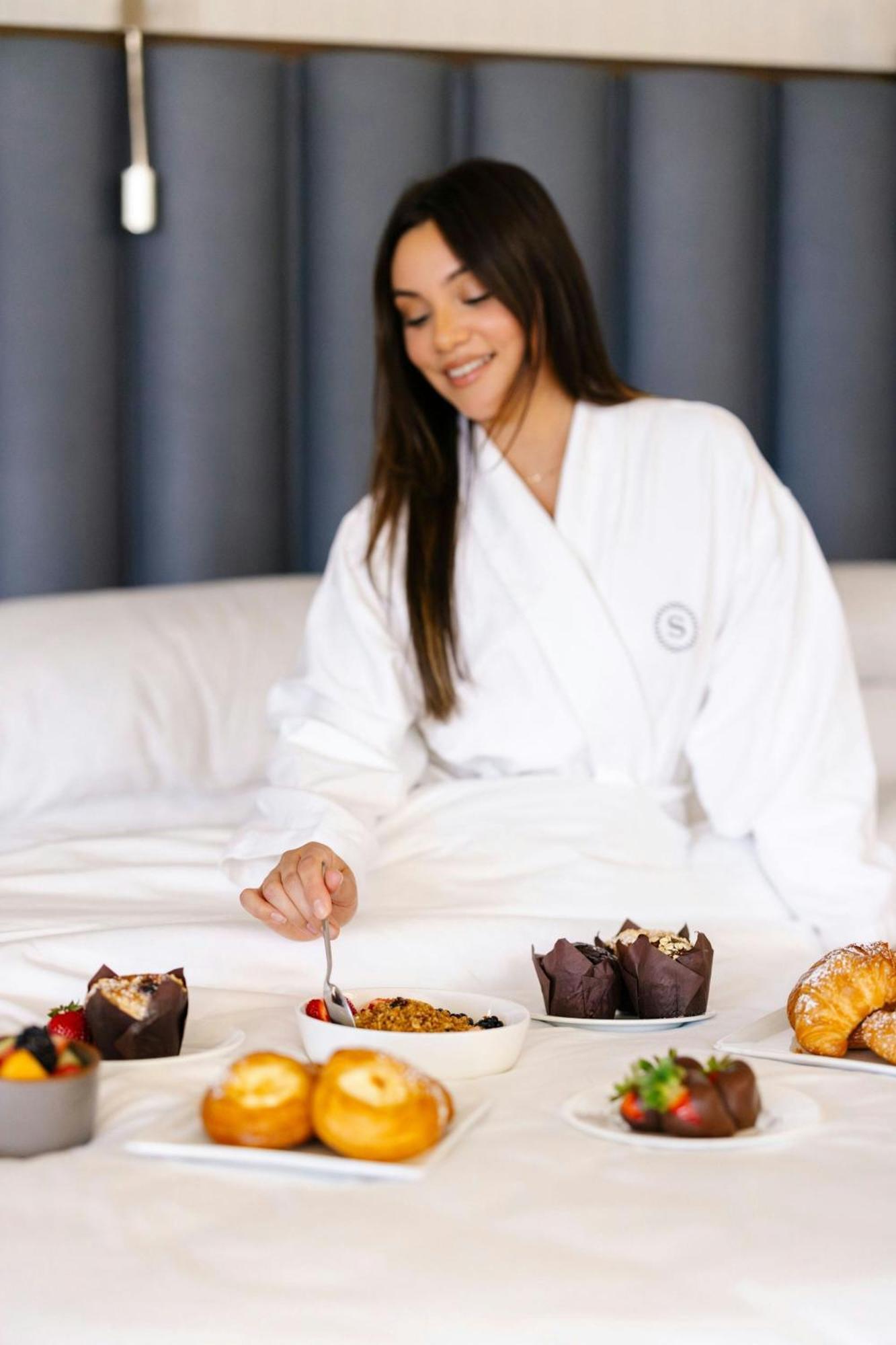 Sheraton Grand Лос Анджелис Екстериор снимка